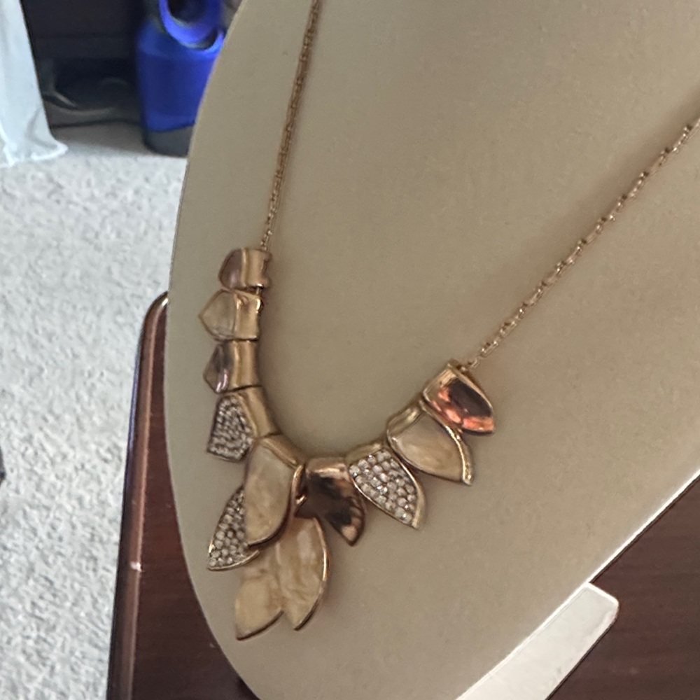 Elegant Gold and Cream Necklace - Picture 3 of 4